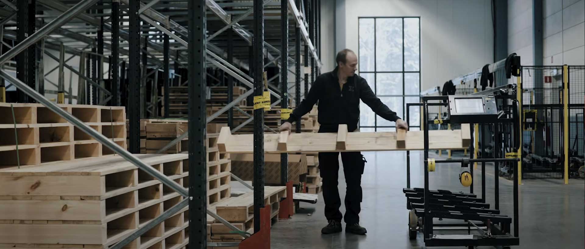 Mænd i et lager miljø