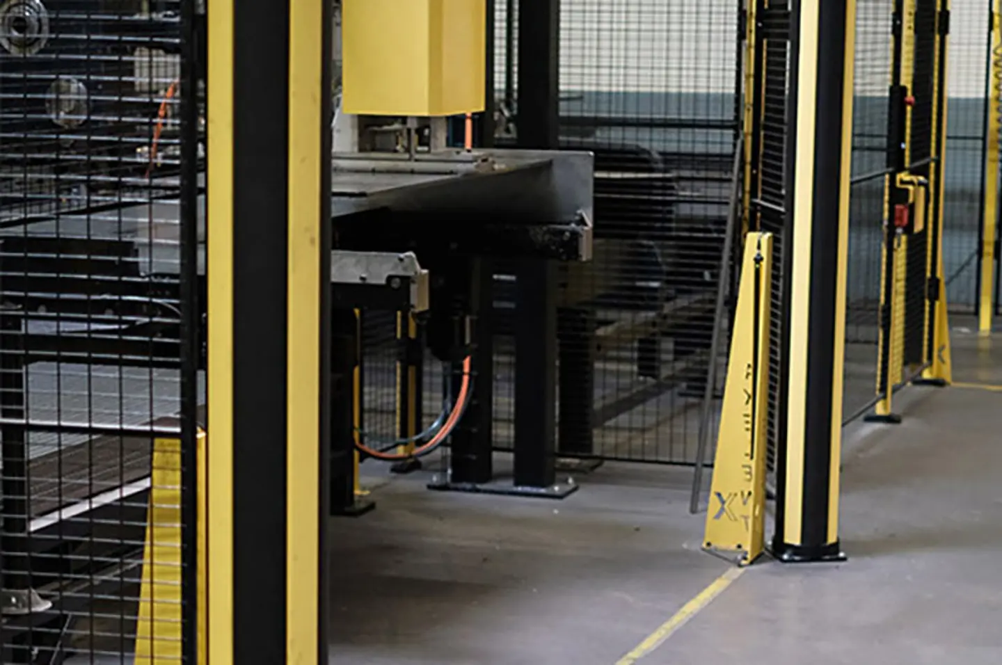 Sikkerhedsbarrierer til lageret og maskinsikring, der beskytter gangarealer omkring automatiserede transportbånd og robotsystemer