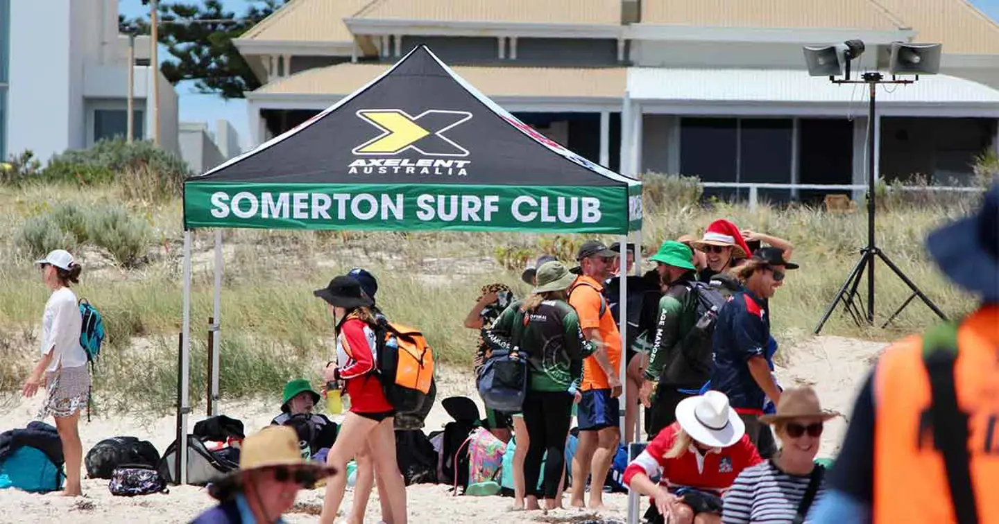 somerton surf clubtelt på en strand