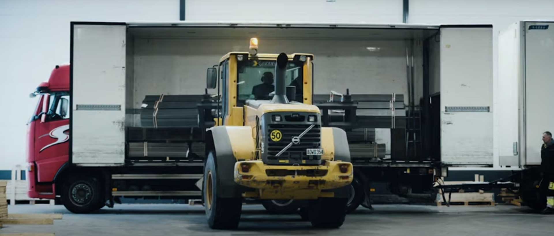 Gaffeltruck læsser en lastbil