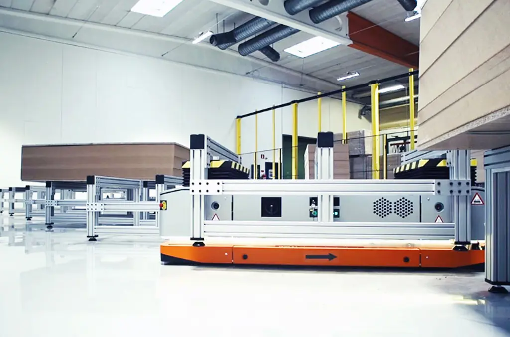 Autonom mobilrobot (AMR), der transporterer varer gennem et industrielt lager