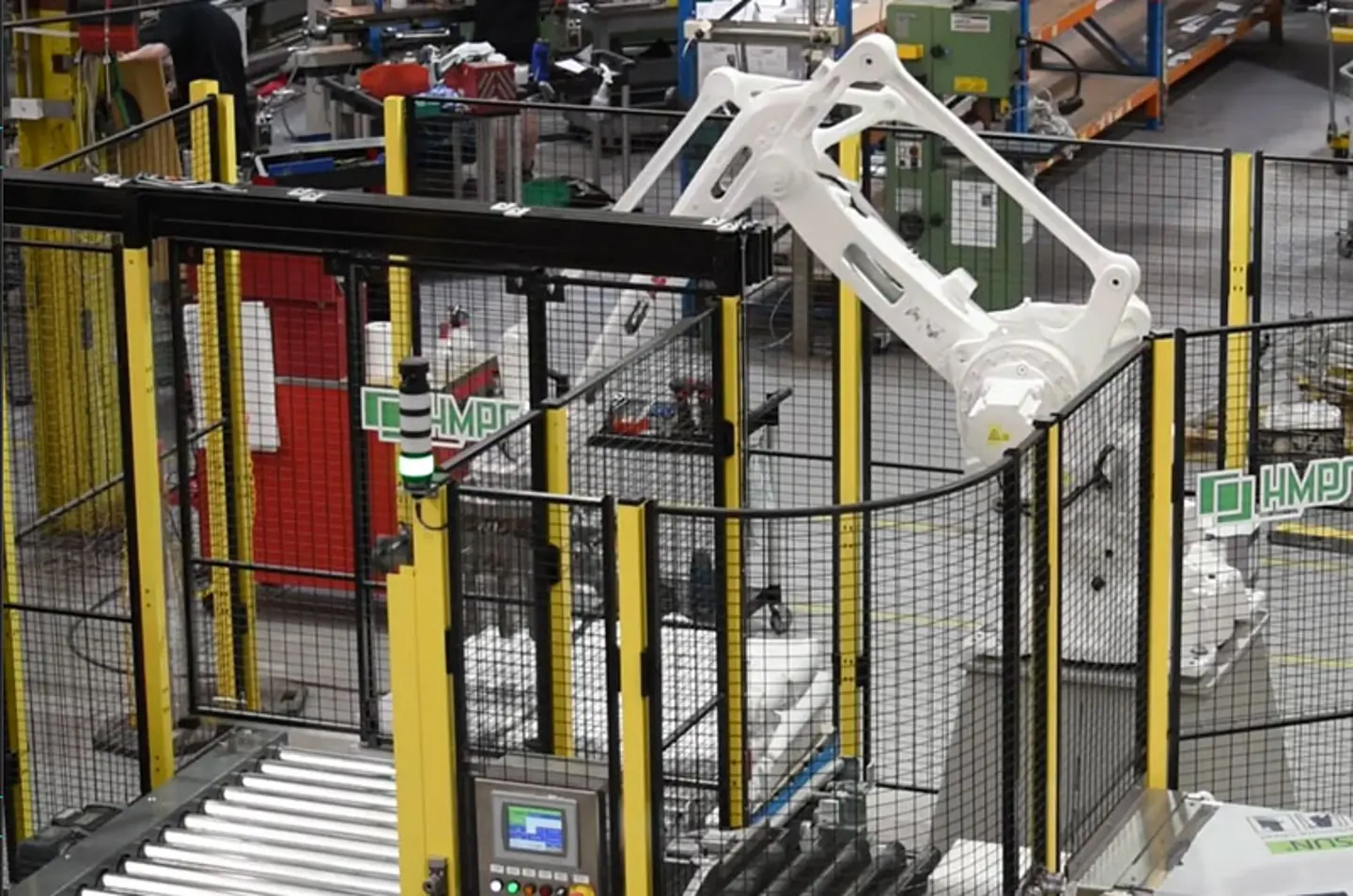 Højhastigheds robotpalleteringsmaskine, der stabler kasser på paller inden for et beskyttet område