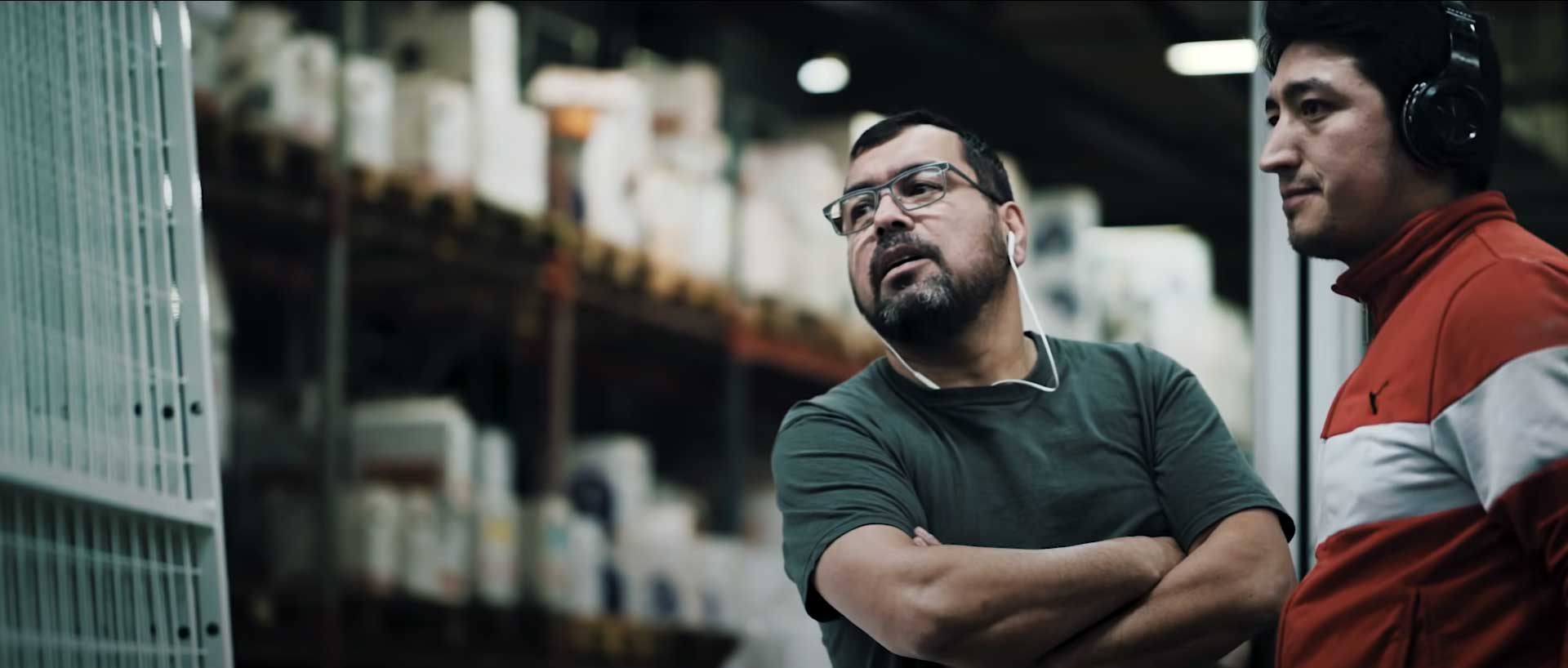 Mænd i et lager miljø