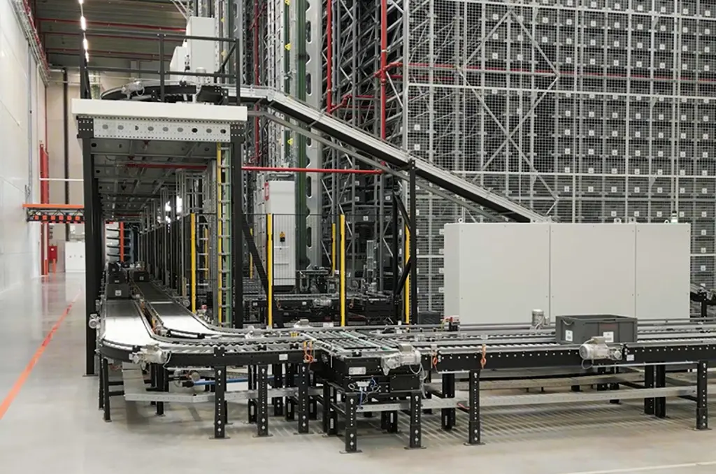 Automatiseret rulle- og båndtransportørsystem i et lager, der bruges til transport af kasser og beholdere