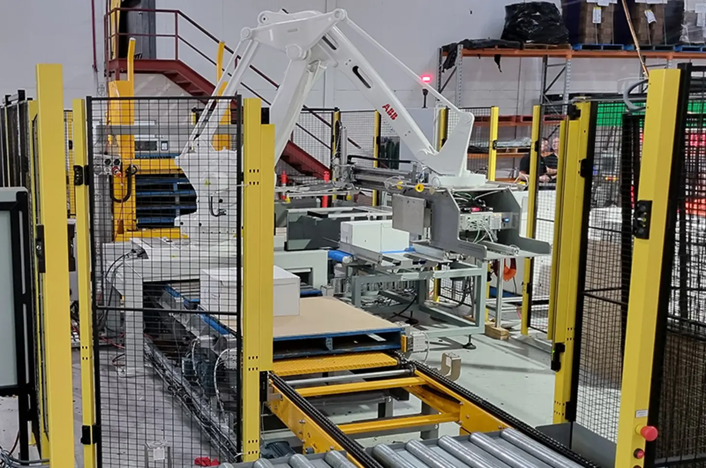 Robotpalleteringsmaskine stabler store sække med maskinafskærmning for operatørsikkerhed